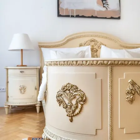 Kafka 4br+2bath Old Town