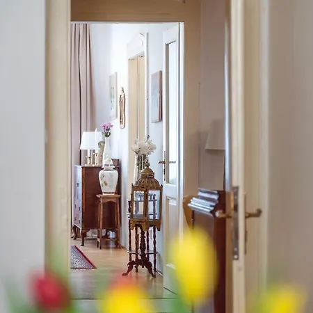 Kafka 4br+2bath Old Town Apartment