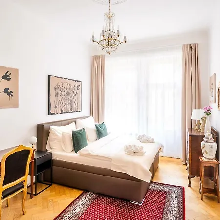 Kafka 4br+2bath Old Town Apartment