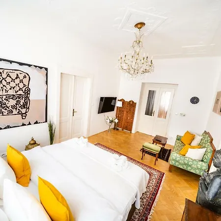 Kafka 4br+2bath Old Town