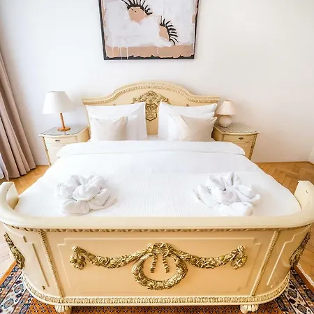 Kafka 4br+2bath Old Town Apartment Prague