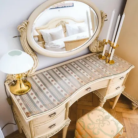 Kafka 4br+2bath Old Town Apartment