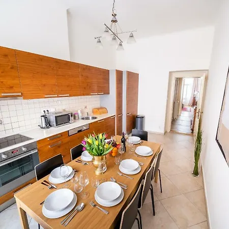 Apartment Kafka 4br+2bath Old Town *