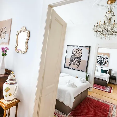 Kafka 4br+2bath Old Town