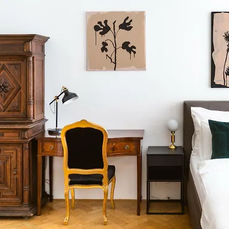 Kafka 4br+2bath Old Town アパート