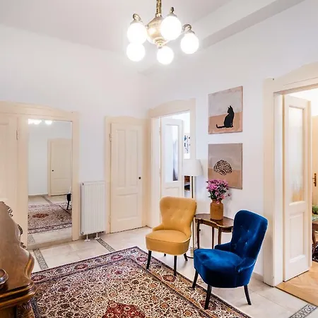 Kafka 4br+2bath Old Town
