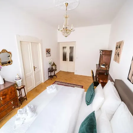 Kafka 4br+2bath Old Town