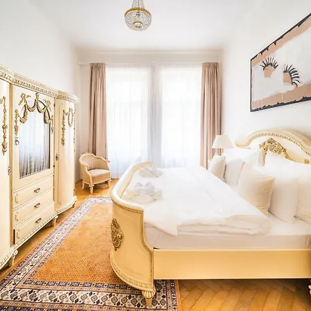 Kafka 4br+2bath Old Town Apartament *