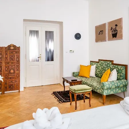 Kafka 4br+2bath Old Town